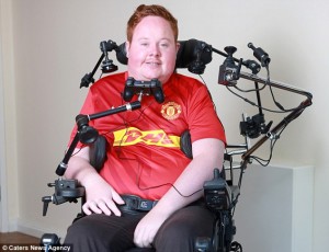 Болельщик научился играть в FIFA, будучи парализованным